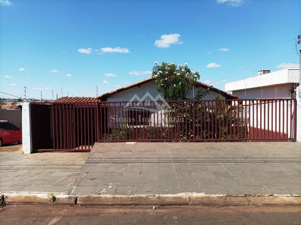 Casa para Venda, em Patos de Minas, bairro Cristo Redentor, 3 dormitórios, 1 banheiro, 1 vaga