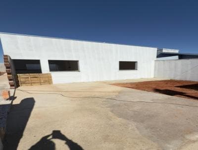 Casa para Venda, em Patos de Minas, bairro Santa Helena, 2 dormitórios, 1 banheiro, 1 vaga