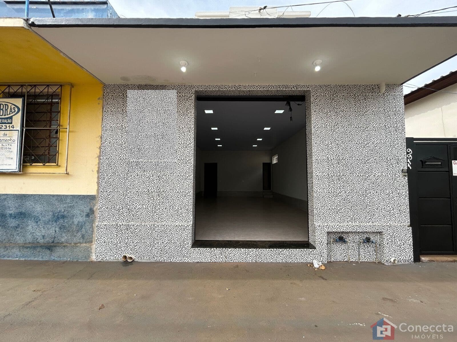 Loja para Alugar na Av. Brasil no Centro de Patos de Minas com Depósito e Porta Automática 🏬✨